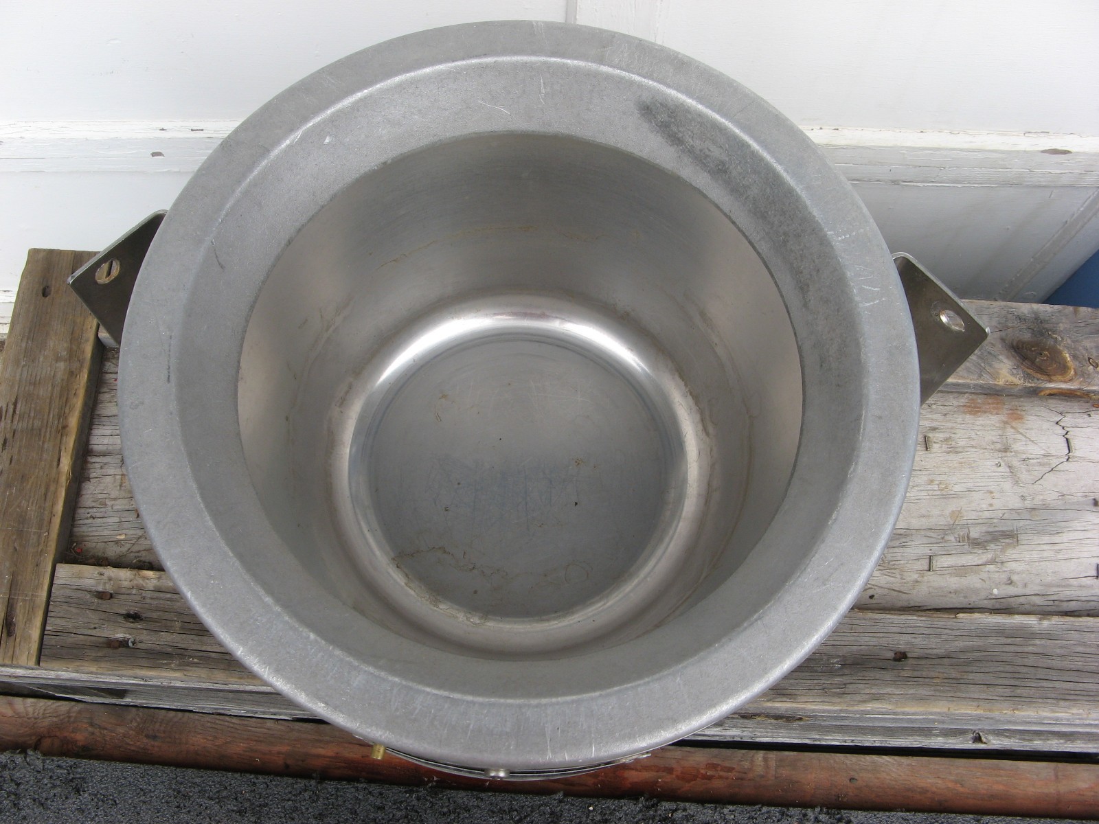 NELSON 560-SE 13qt. HORSE FEEDER Corner-Mount Stainless Steel