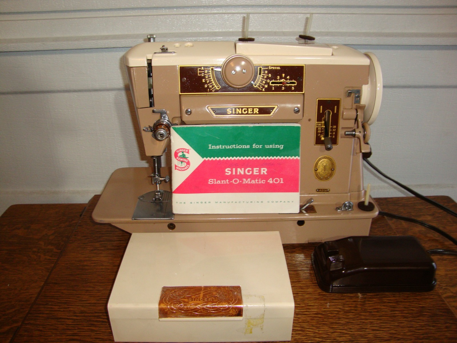VINTAGE SINGER SEWING MACHINE MODEL 401A, SLANT NEEDLE , SERVICED