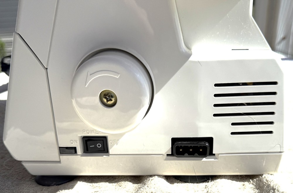 WHITE OVERLOCK SEWING MACHINE MODEL 1600