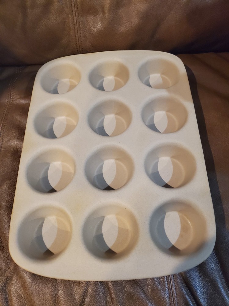 Pampered Chef Stoneware Muffin Pan 12 Count Baking Cupcake Stone Sheet EUC