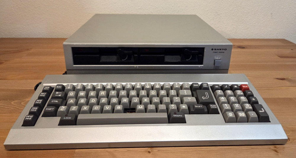 Sanyo MBC-555 Personal Computer W/ Keyboard & Disks - Cleaned and Working!