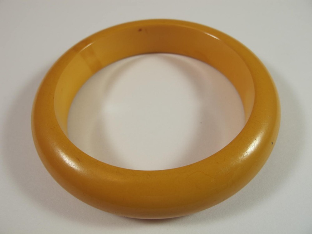 light butterscotch tested bakelite bangle bracelet