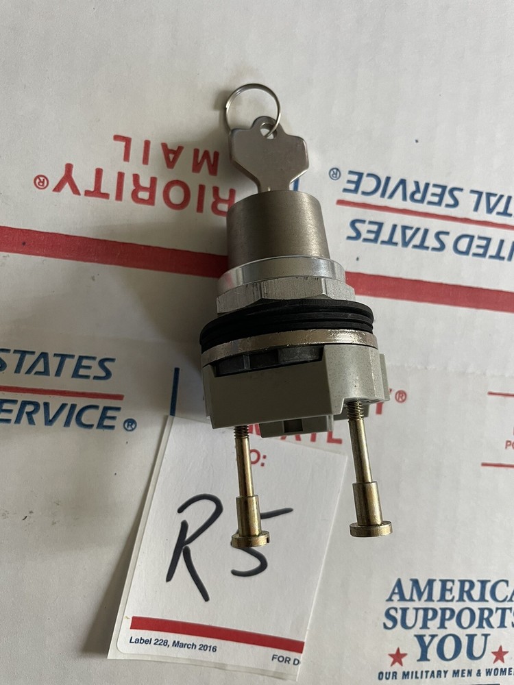 Allen-Bradley 800T-H33A Keyed Switch