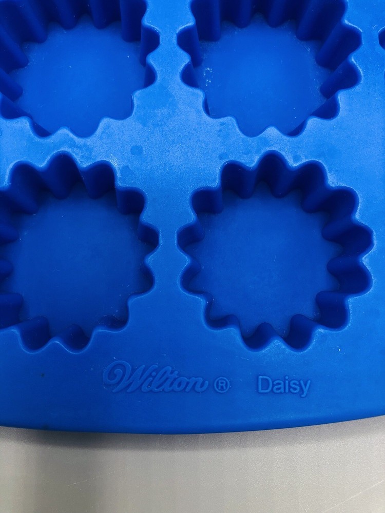 Wilton Silicone Daisy Flower Baking Mold Cake Candy Sugar