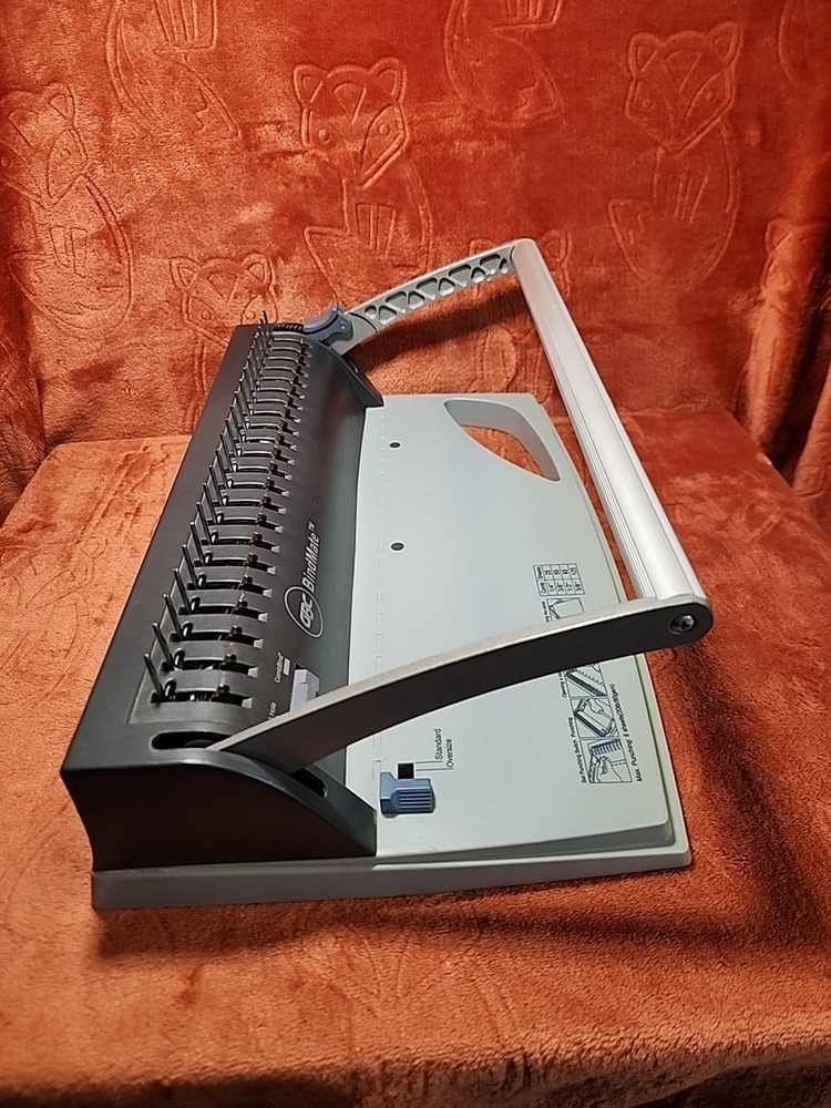 GBC Bindmate Binding Machine With Plastic Combs.