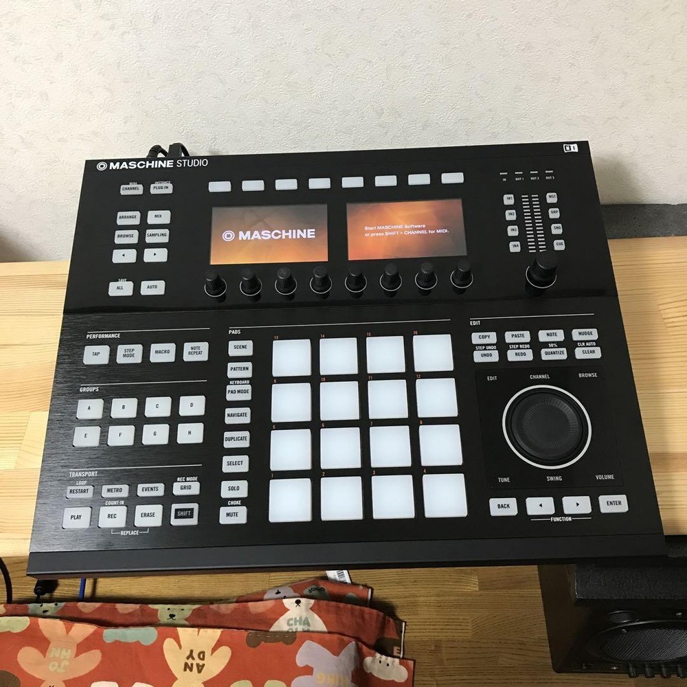 Native Instruments MASCHINE STUDIO Groove Production System Sampler Black