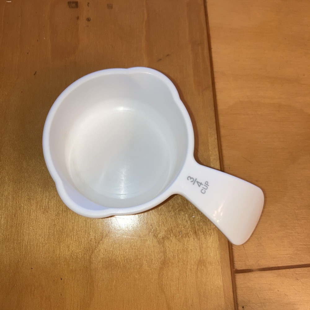 Set Lot 6 White Tupperware Measuring Cups Stackable Curved Handle Double Spouts