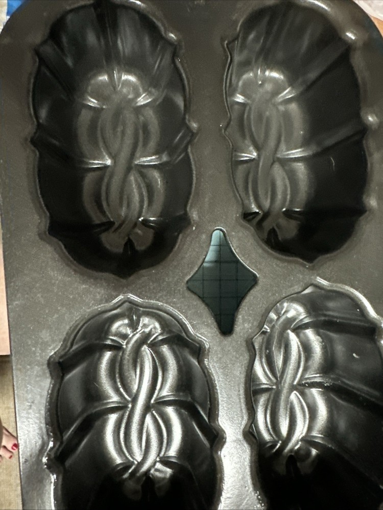 Mini Loaf baking pan Makes 4