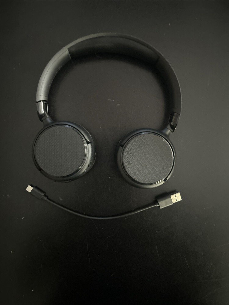 It’s a Bluetooth Wireless Headphone, With A Built Microphone Volume And Pause.