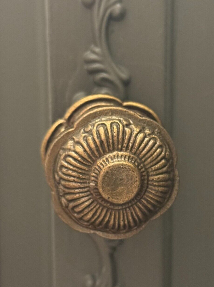 LOT 2; Antique-Brass Backplate Pulls Door Drawer Knobs Handle Furniture Hardware