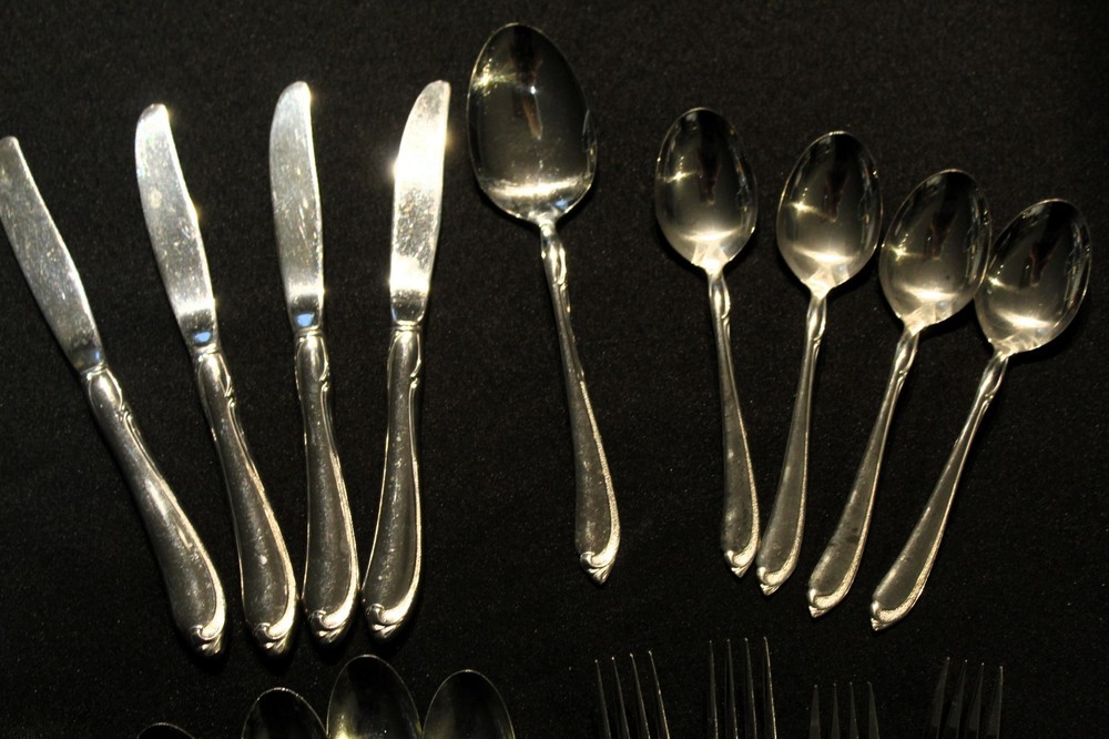 Oneida Whispering Sand 17 Piece Silverplate Flatware Set