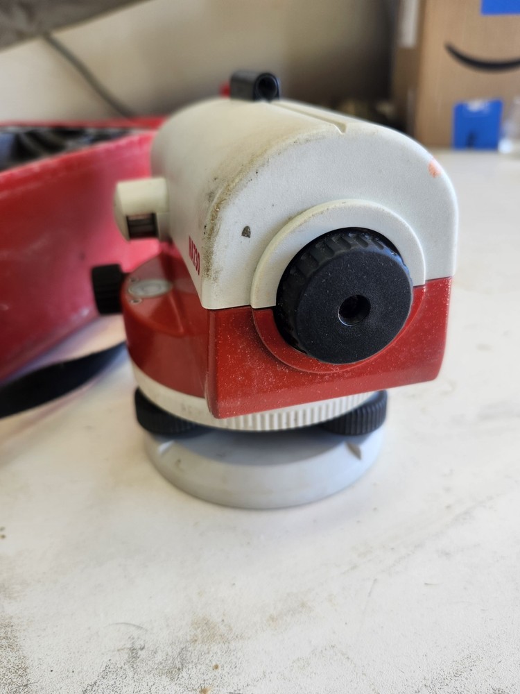 Leica Geosystems NA730 Automatic Optical Level with Case Used