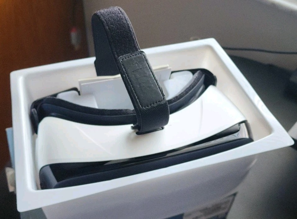 Samsung Gear Virtual Reality Oculus Headset SM-R322