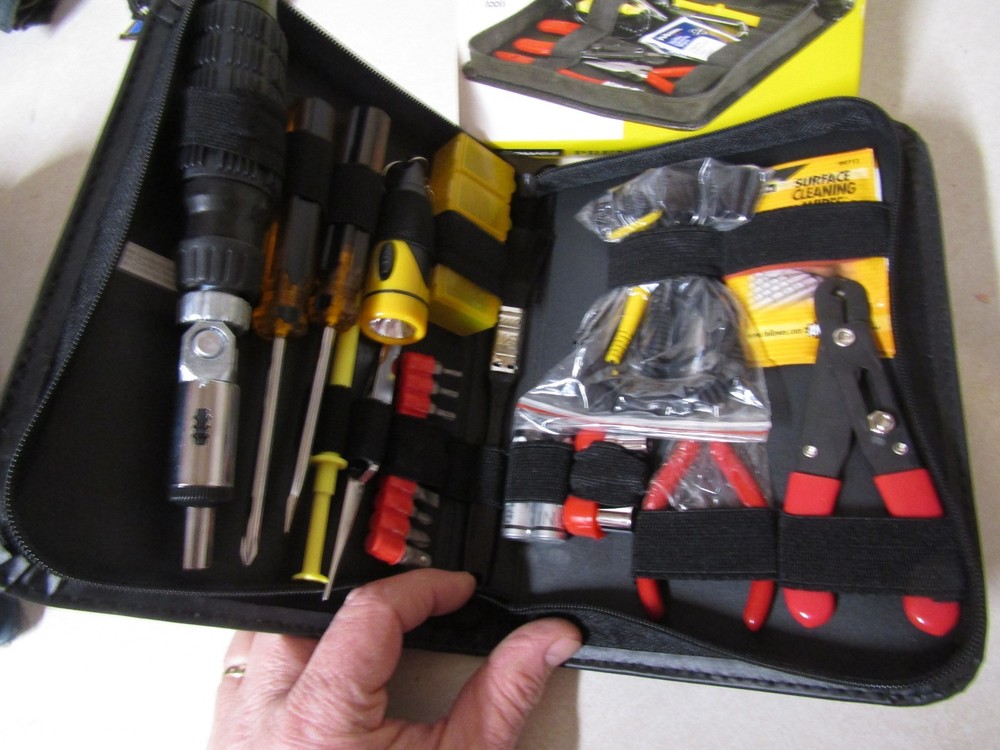PREMIUM 30 PIECE COMPUTER TOOL KIT FOR REPAIT MAINTAIN AND UPGRADE DURABLE CASE