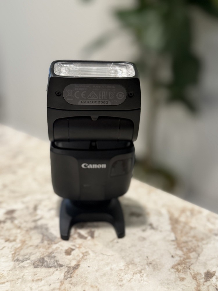 Canon Speedlite EL-100, a compact and versatile external flash