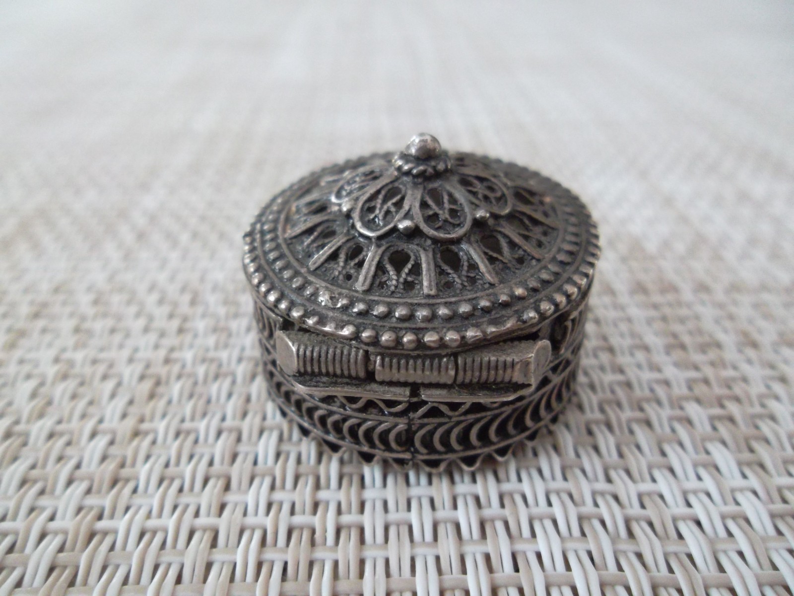 Snuff Box Pill Box Round Antique Filigree Sterling Silver Victorian 14.7 gr