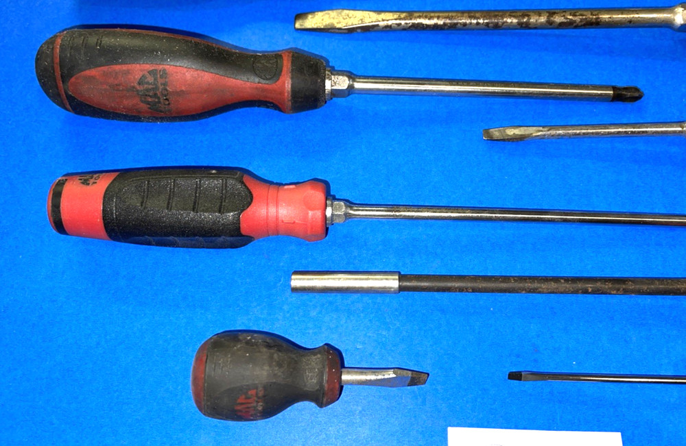MAC TOOLS 9 PIECE ASSORTED SCREWDRIVER SET & BIT DRIVER