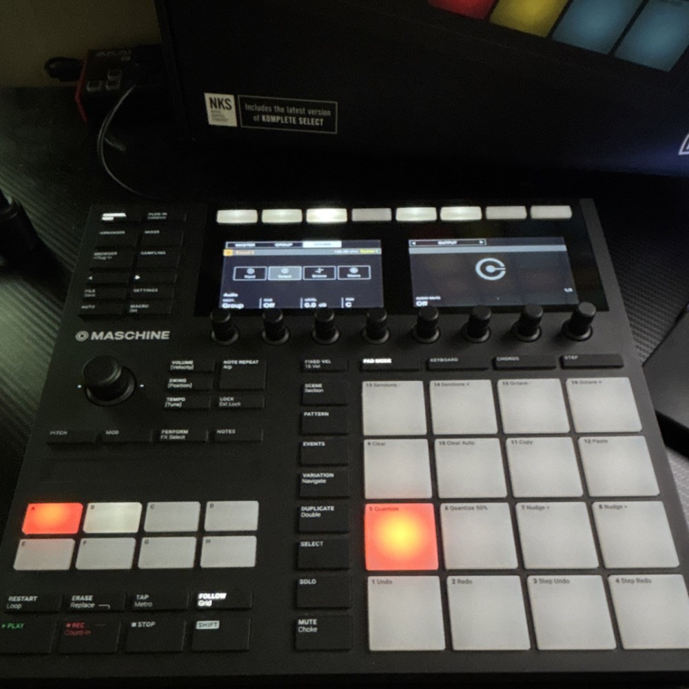 Native Instruments MASCHINE MK3 Sampler & Sequencer, 16 Pad Triggers