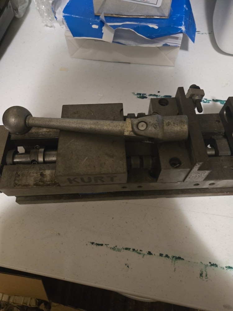 Kurt DL400C 4" Double Lock Machine Vise With Handle