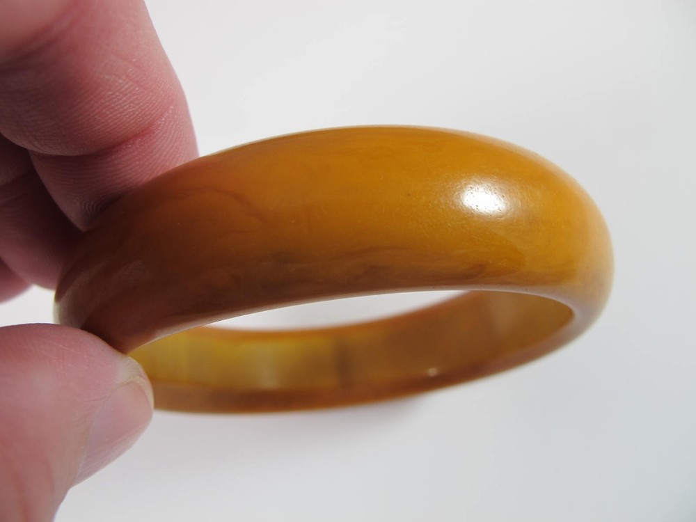 BUTTERSCOTCH VINTAGE BAKELITE BANGLE BRACELET