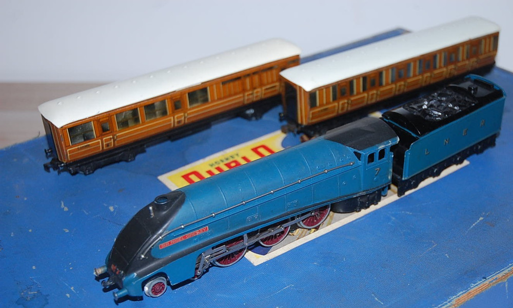 HORNBY DUBLO EDP PASSENGER TRAIN SET 'SIR NIGEL GRESLEY' BOXED