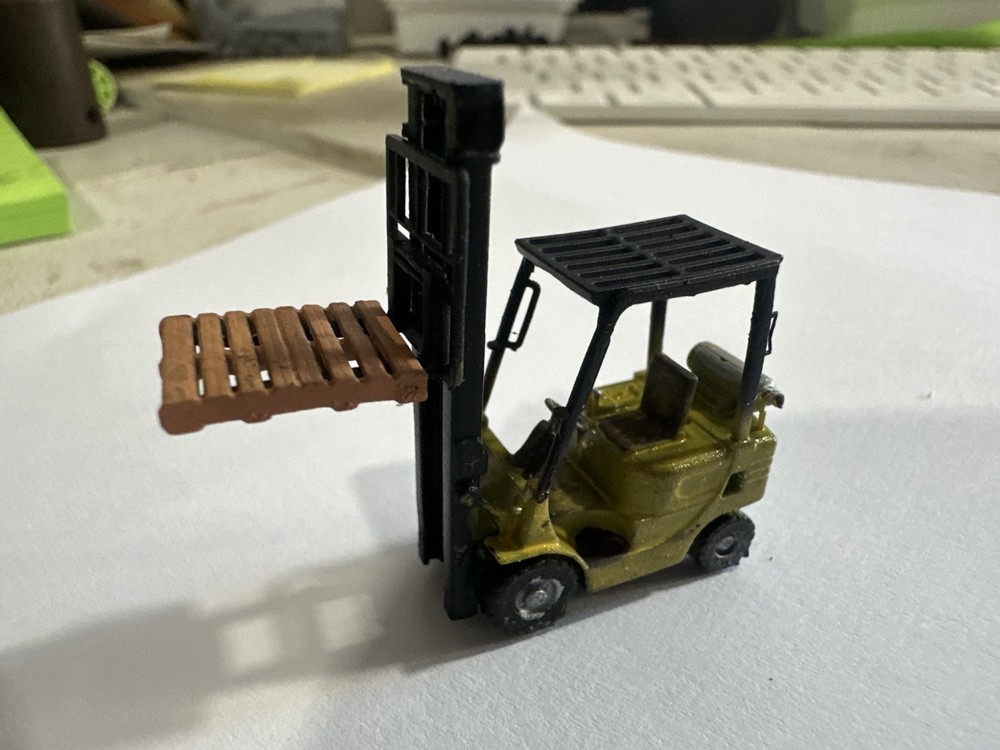 HO Scale Forklift with adjustable mast