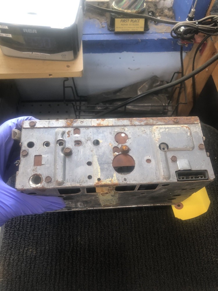 1968 BUICK AM PUSHBUTYON RADIO WITH KNOBS