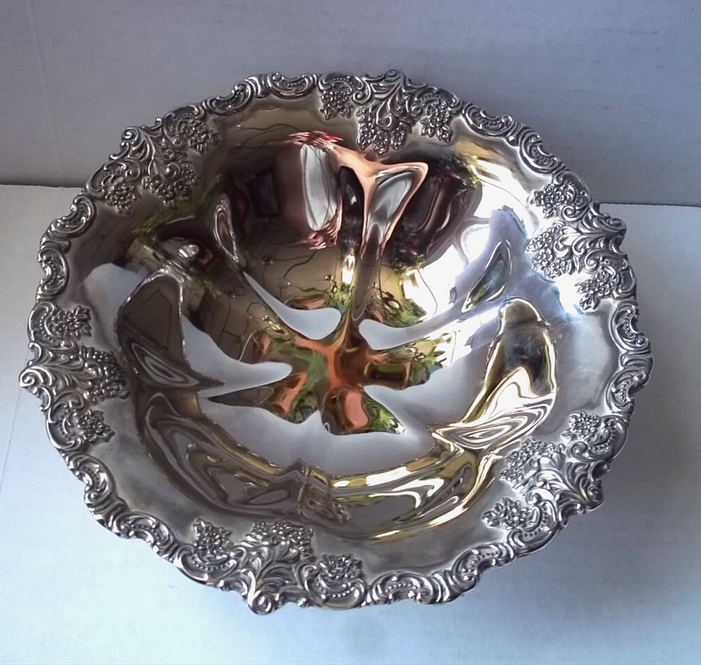 Wallace silverplate bowl in box. Pre-owned.