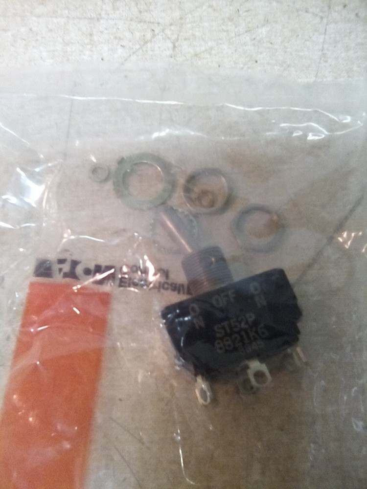 Cutler-Hammer 3 Position Toggle Switch ST52P 8821K6