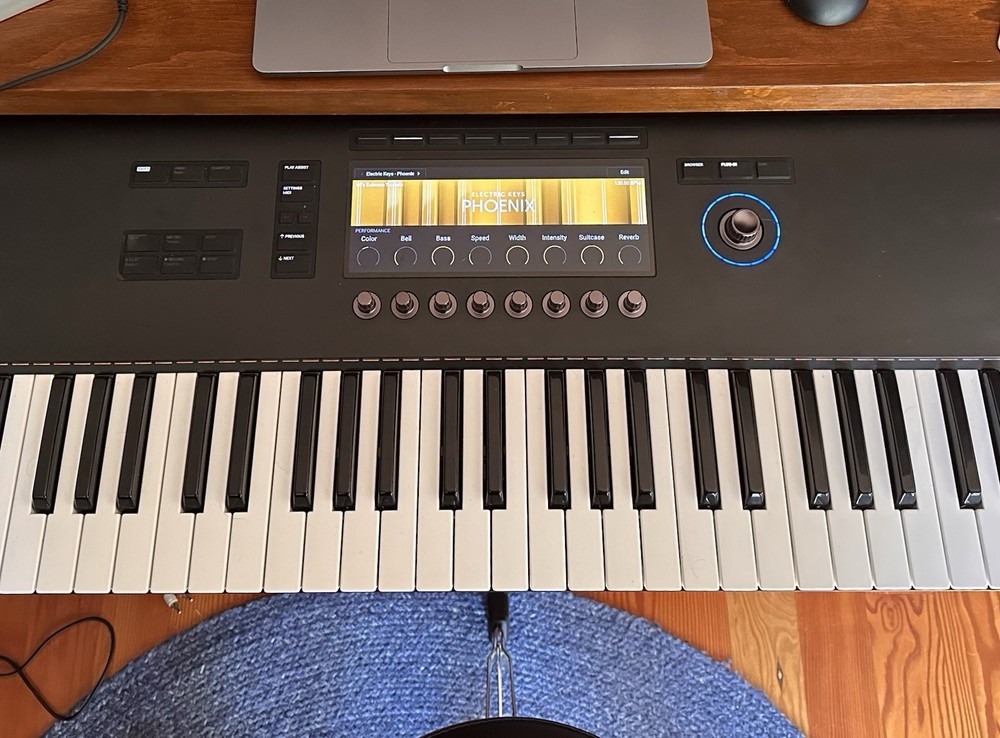 Native Instruments S-Series Komplete Kontrol S61 MK3 Keyboard Controller