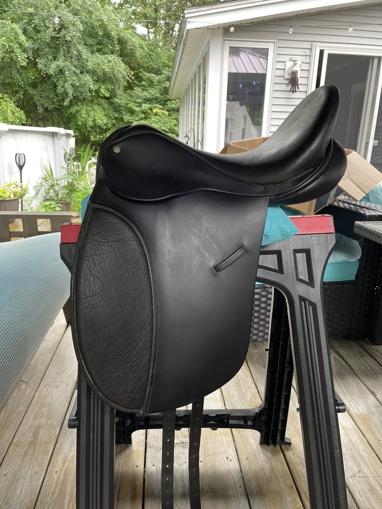 16” Cambridge dressage Saddle Medium Tree excellent condition Black Leather