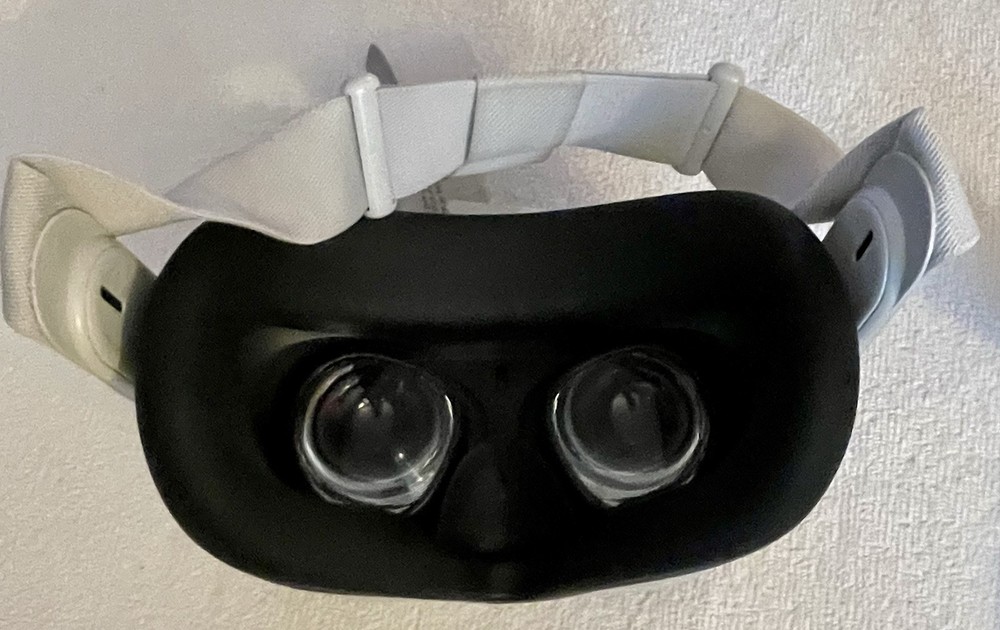 Oculus Quest 64gb with kiwi head strap, EUC, Comes In Original Box