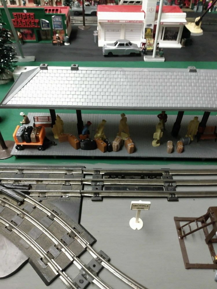 Deluxe O scale Suitcase only set, colored Platform Accessories