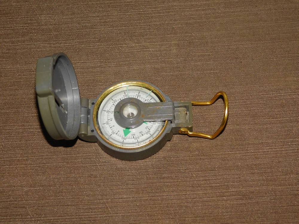 VINTAGE PLASTIC COLEMAN ENGINEER LENSATIC COMPASS