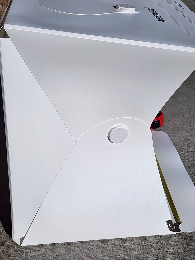 Neewer White Lightbox Collapsable with LED Strips & 4 Background Colors