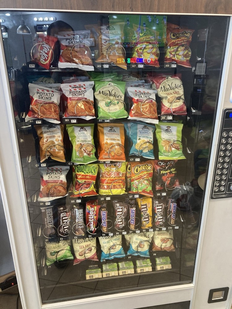 AP 113 Used SNACK VENDING MACHINE @Location AP w/computer Cc Reader