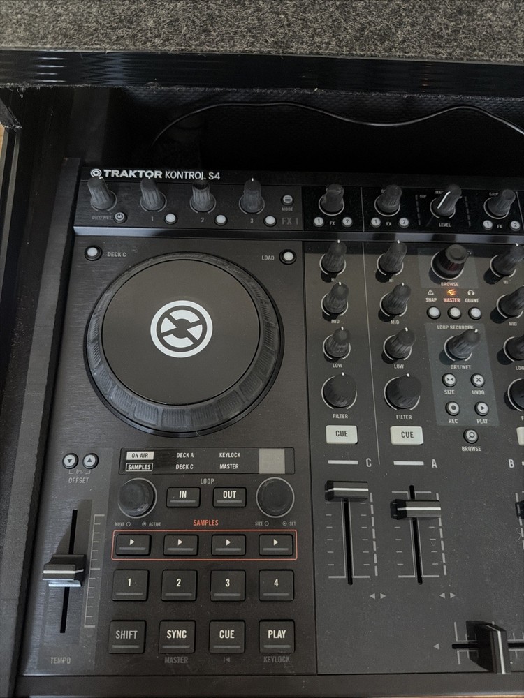 traktor kontrol s4 With Case