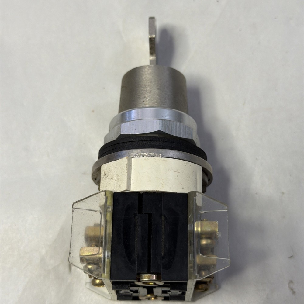 Allen Bradley 800T-J44 Keyed Selector Switch