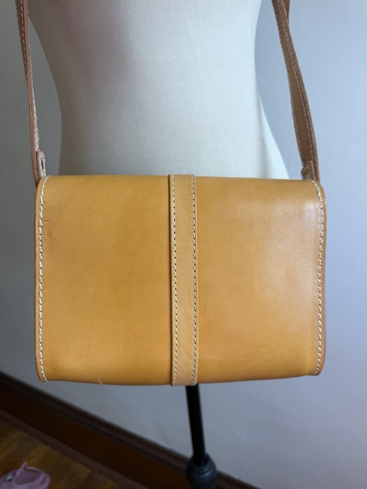 JOYDIVISION VINTAGE Tan Leather Shoulder Bag Buckle Accent Adjustable Strap