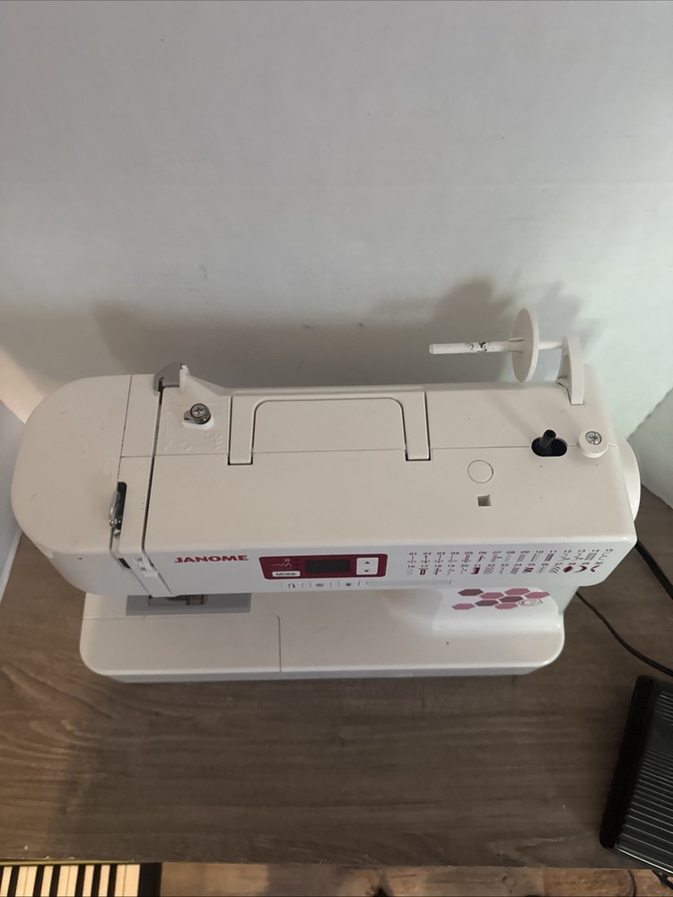 Janome MOD-805 Computerized Sewing Machine TESTED AND WORKING