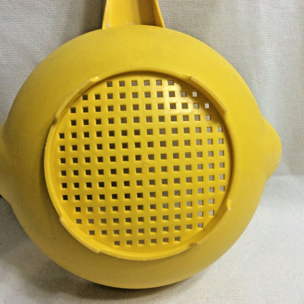 Tupperware Yellow 1 Quart Strainer/Colander #1200 Vintage