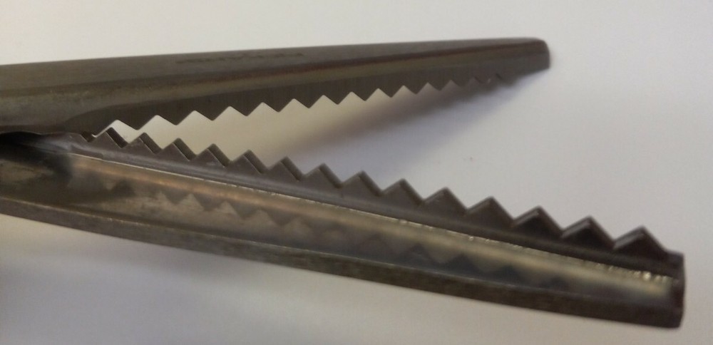 GENUINE FISKARS 9-inch PINKING SHEARS. Nice.