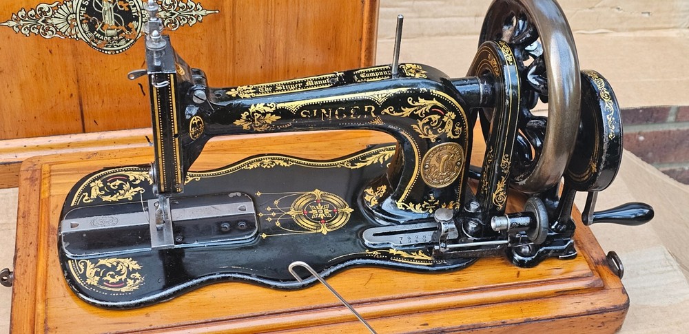 Antique Singer 12K Fiddle base Hand crank Sewing Machine