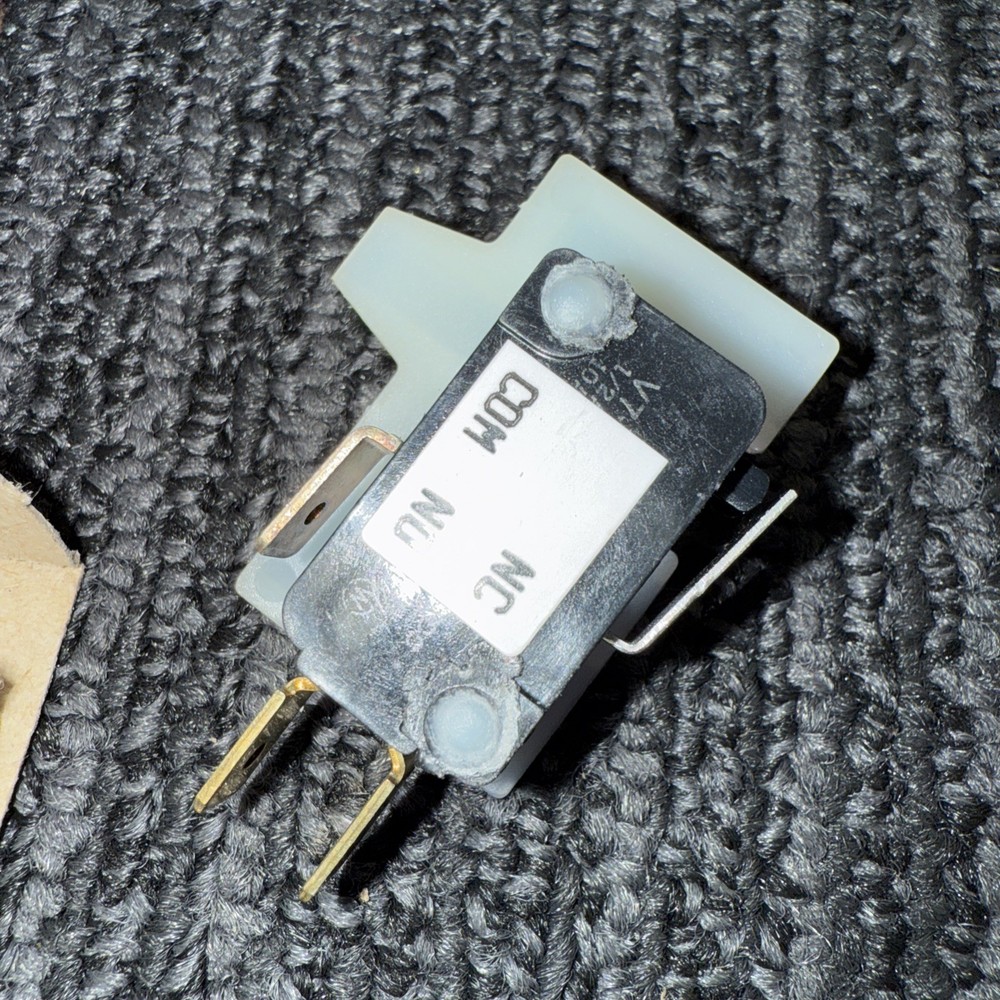 Arrow Hart Controls Model 93 auxiliary switch 34220-337n