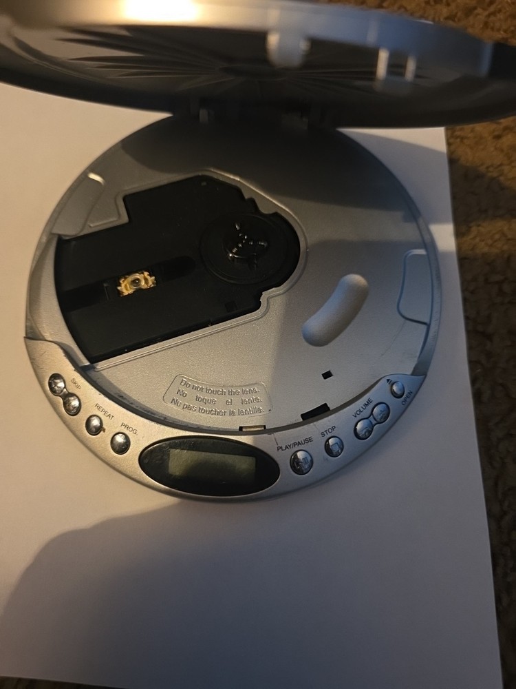 Durabrand Compact Disc CD Player Model CD-566 Digital Audio Portable