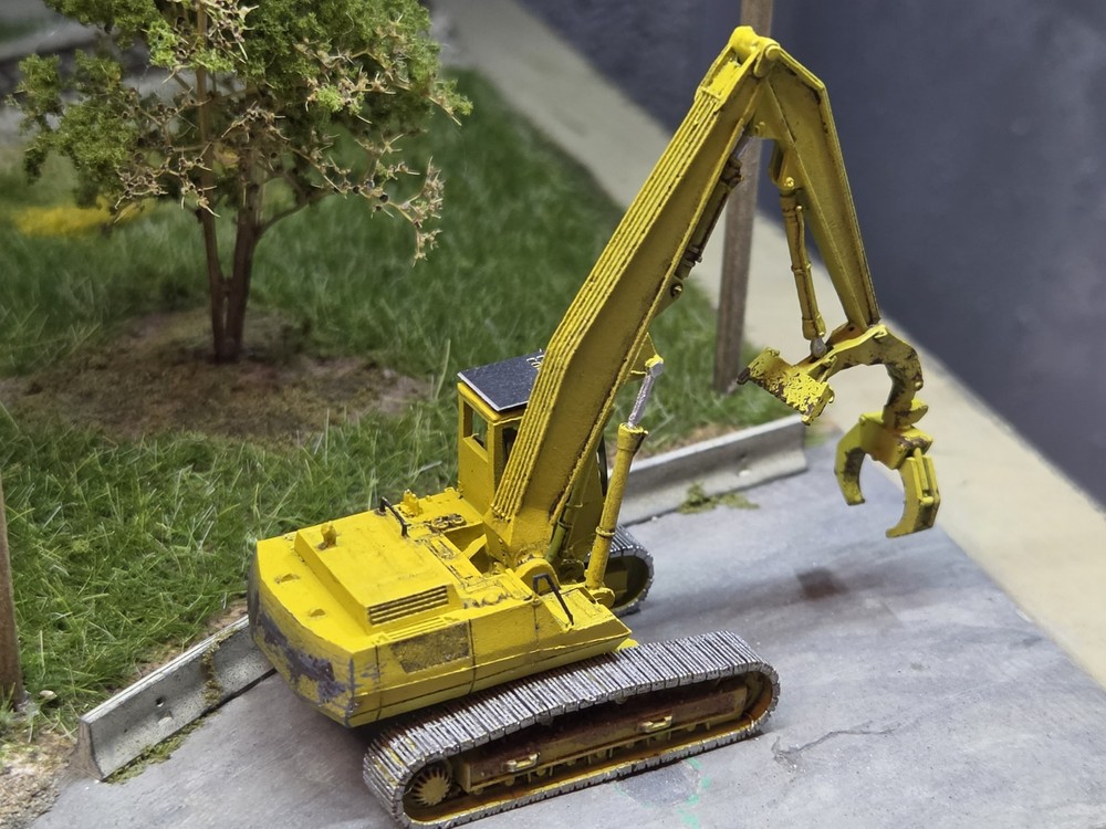 N Scale Komatsu Heel Boom Log Loader