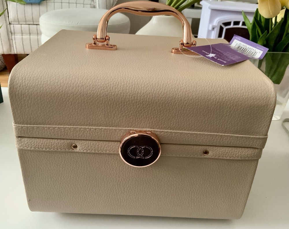 NWT CABOODLES LIFESTYLE TRAIN CASE