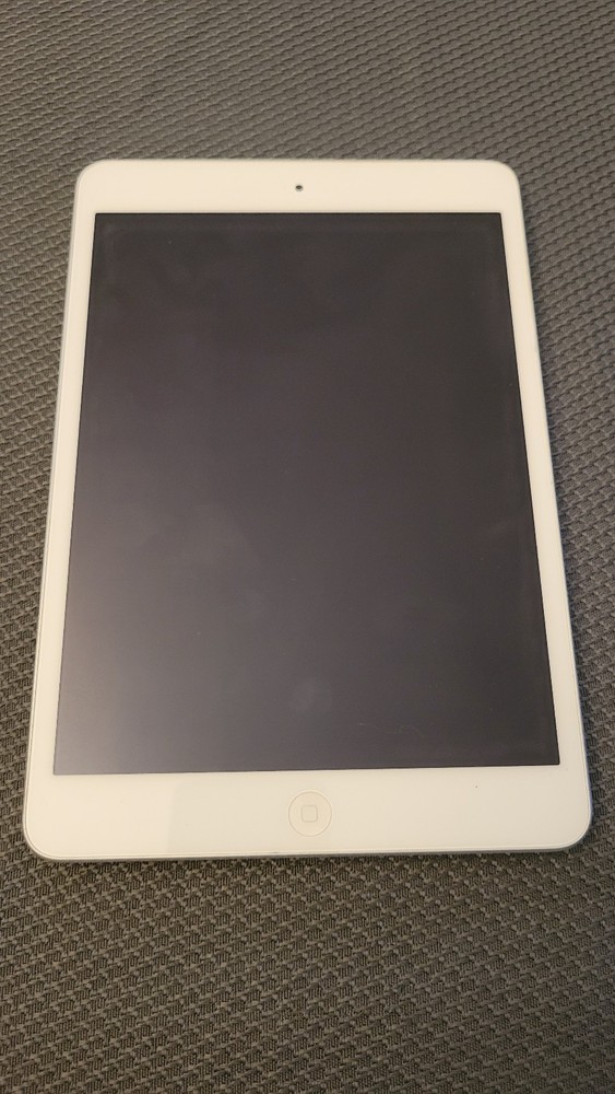 Apple iPad mini 2 – 32GB – Silver – Wi-Fi – Fully Reset – Excellent Condition