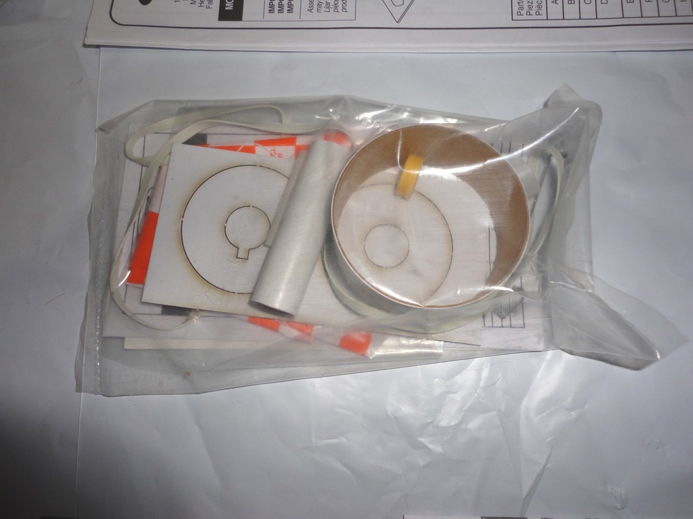 ESTES CURVILINEAR FLYING MODEL ROCKET KIT (3231) + RECOVERY WADDING~NEW,OPEN PKG