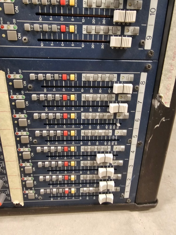 Yamaha IM8-32 Sound Reinforcement Console